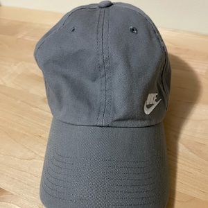 Nike women’s sportswear Heritage86 hat